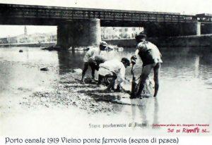 pescare vicino al ponte ferroviario nel 1919