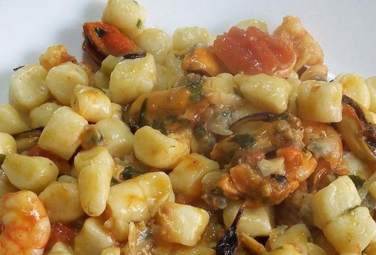 Gnocchi con sugo di pesce