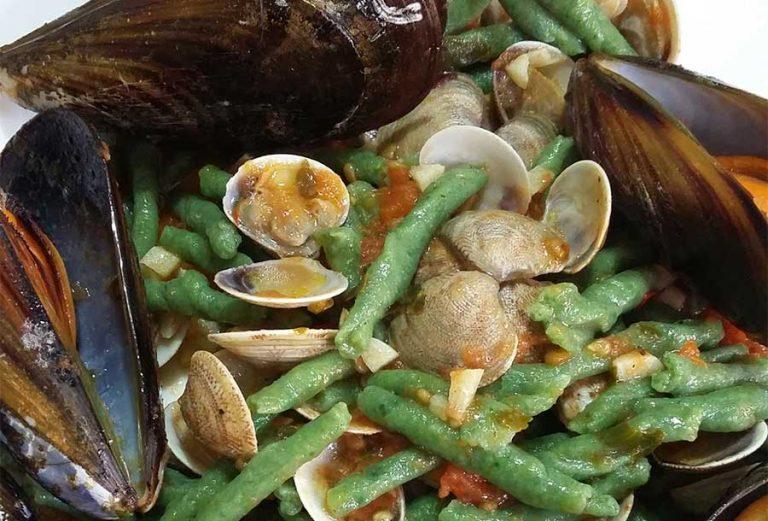 Strozzapreti verdi con cozze e vongole