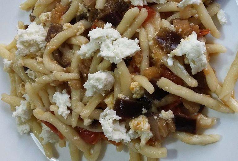 Strozzapreti con le Melanzane e Ricotta di Pecora