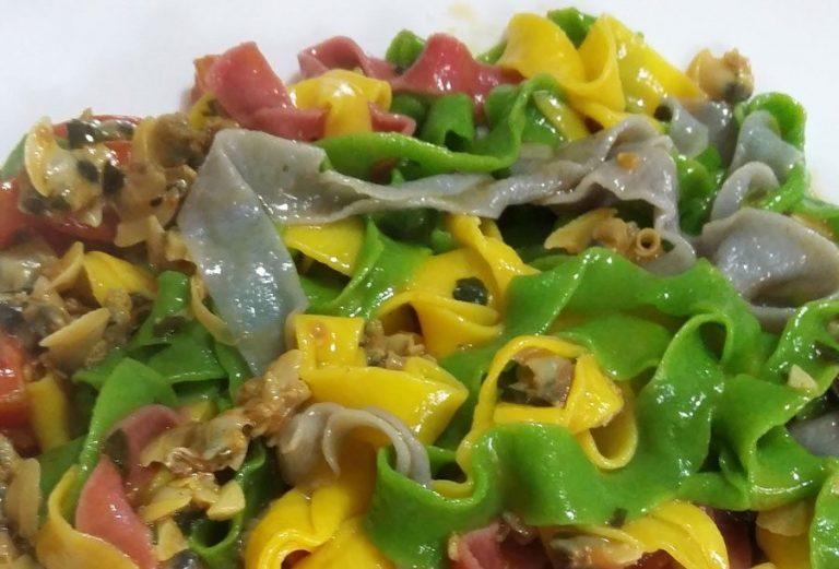 Tagliatelle Arcobaleno con Vongole e Pomodorini