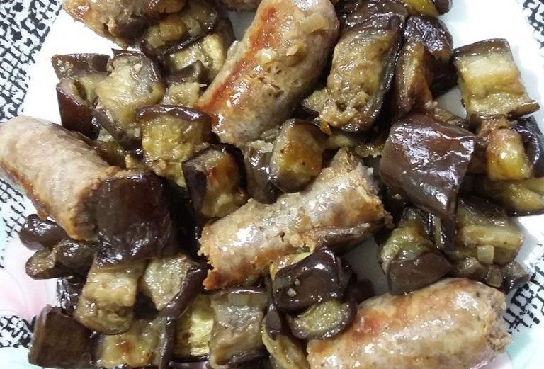 Melanzane in umido con la salsiccia