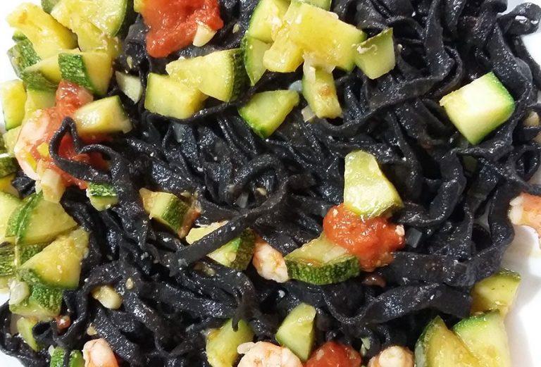 Tagliolini al nero di seppia con gamberi e zucchine