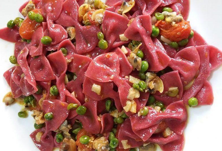 Farfalle rosse con vongole e piselli