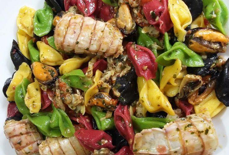 Ingannapreti colorati con il sugo di pesce