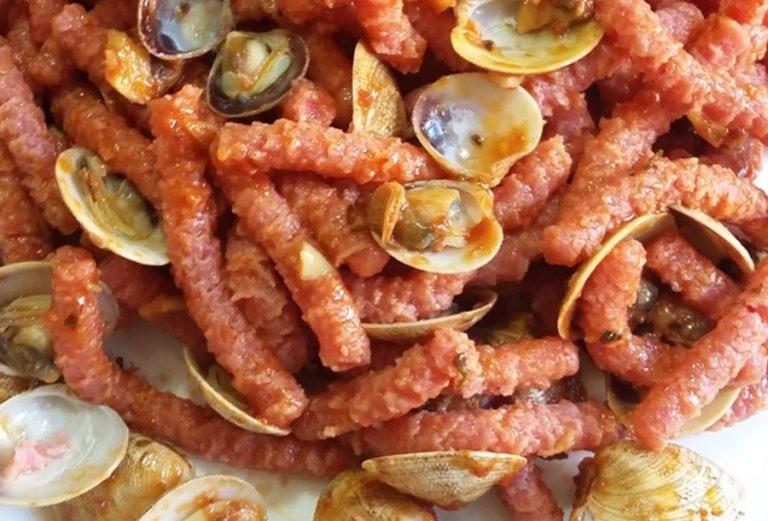 Passatelli rosa con il sugo di vongole