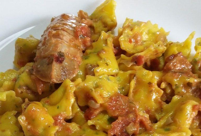 Ingannapreti gialli e prezzemolati con il sugo di canocchie