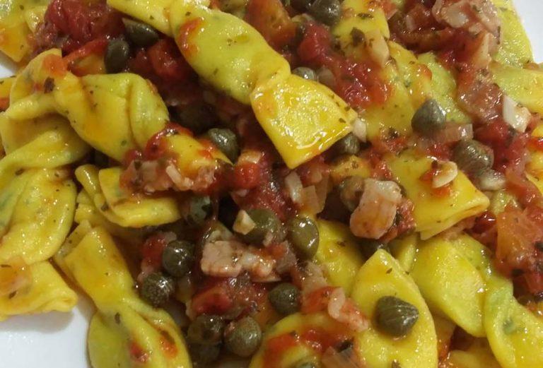 Caramelle prezzemolate con pancetta e capperi