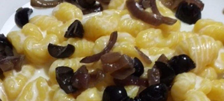 Gnocchi di ricotta con cipolla rossa e squacquerone