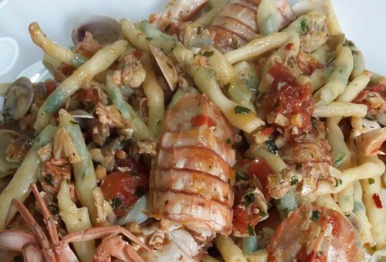 Strozzapreti prezzemolati con sugo di pesce