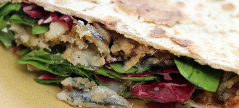 Piada con saraghina, cipolla e radicchio