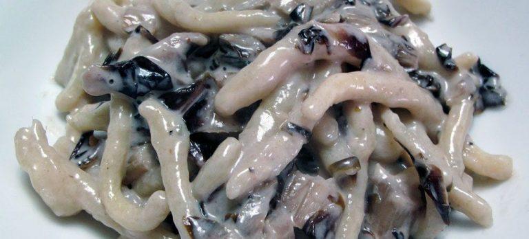Strozzapreti radicchio, salsiccia e sangiovese