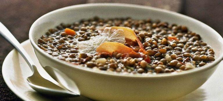 Zuppa di lenticchie al profumo di cumino per cenone di Capodanno