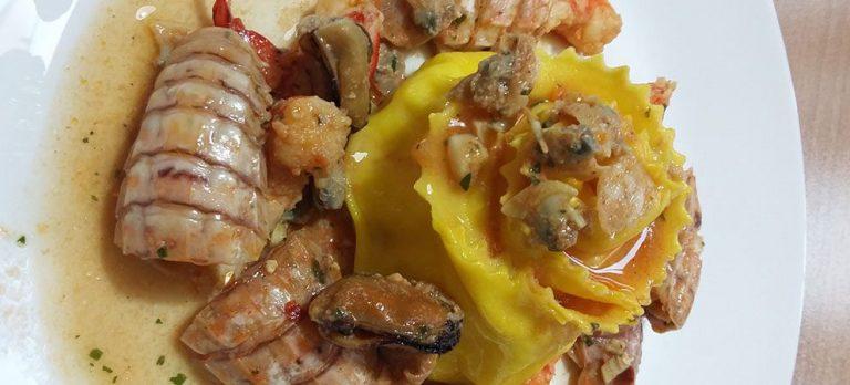 Rose di pasta con sugo di pesce