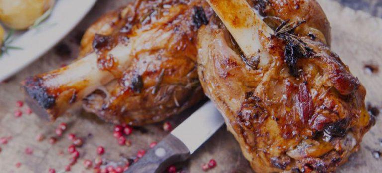 Stinchi di maiale con cipolla fritta e spatzle