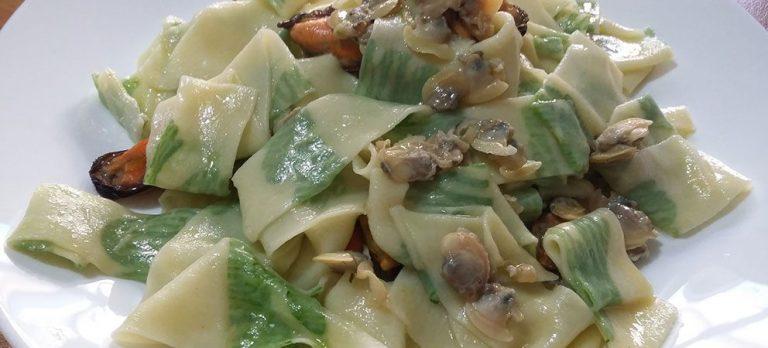 Pappardelle prezzemolate con cozze e vongole